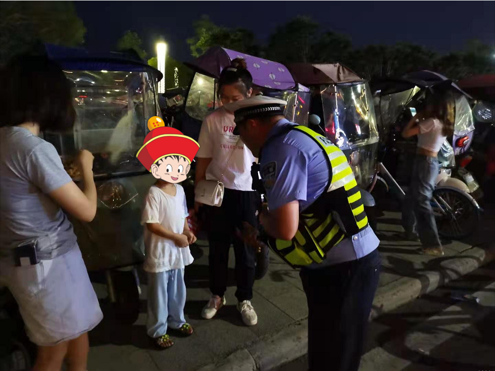 5岁萌娃走失 重庆合川民警化身奶爸警车护送回家
