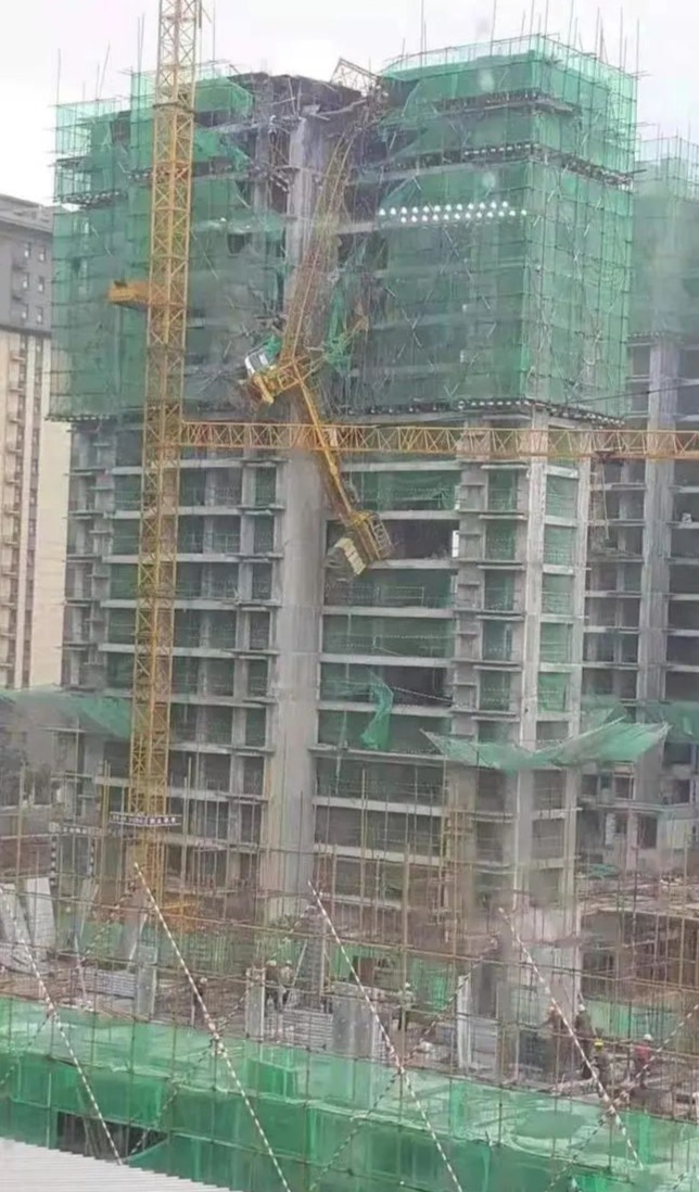 河北新乐一工地工人塔吊作业时遇强对流天气，致2死4伤