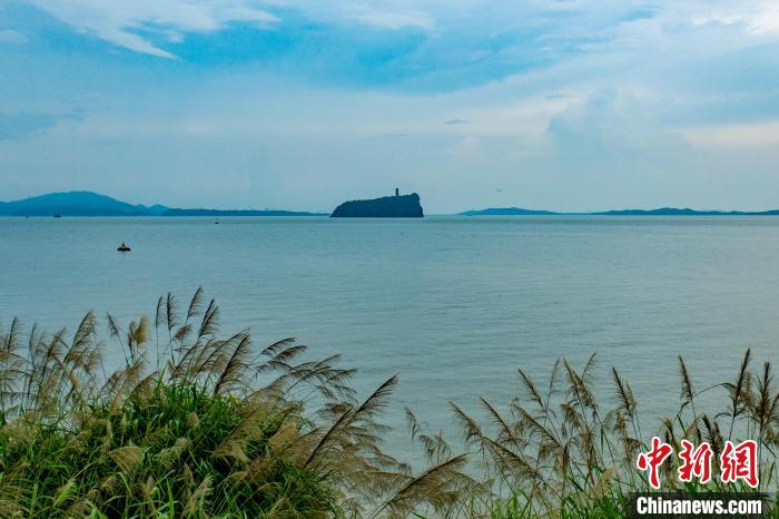 丰水期航拍江西湖口县鞋山岛一峰耸峙鄱阳湖