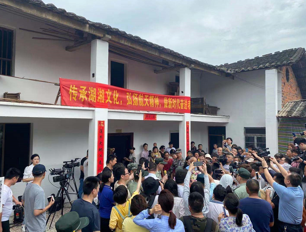 发射成功后，大家向两位老人表示祝贺