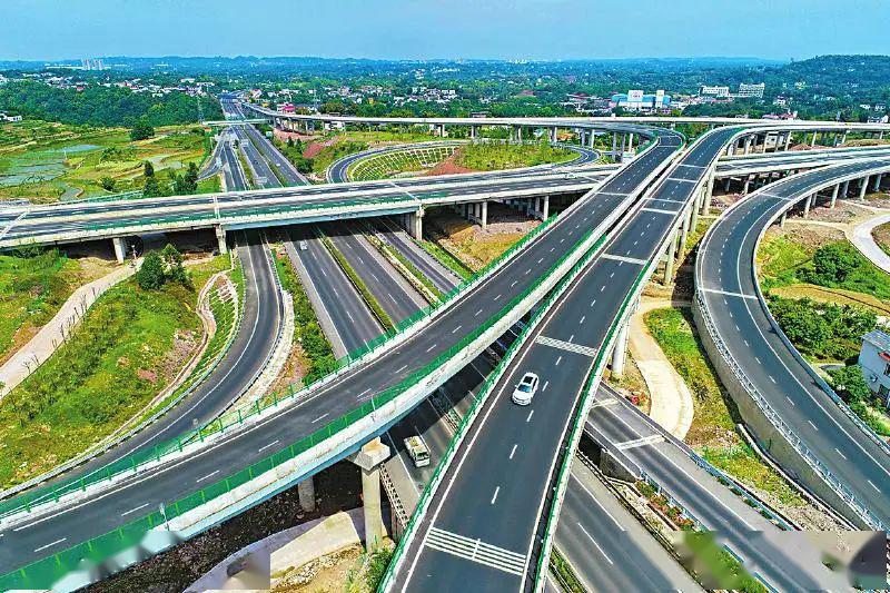 2020年G8515广泸高速公路特兴枢纽互通，泸州40分钟可飙到重庆主城中心城区。牟科 摄