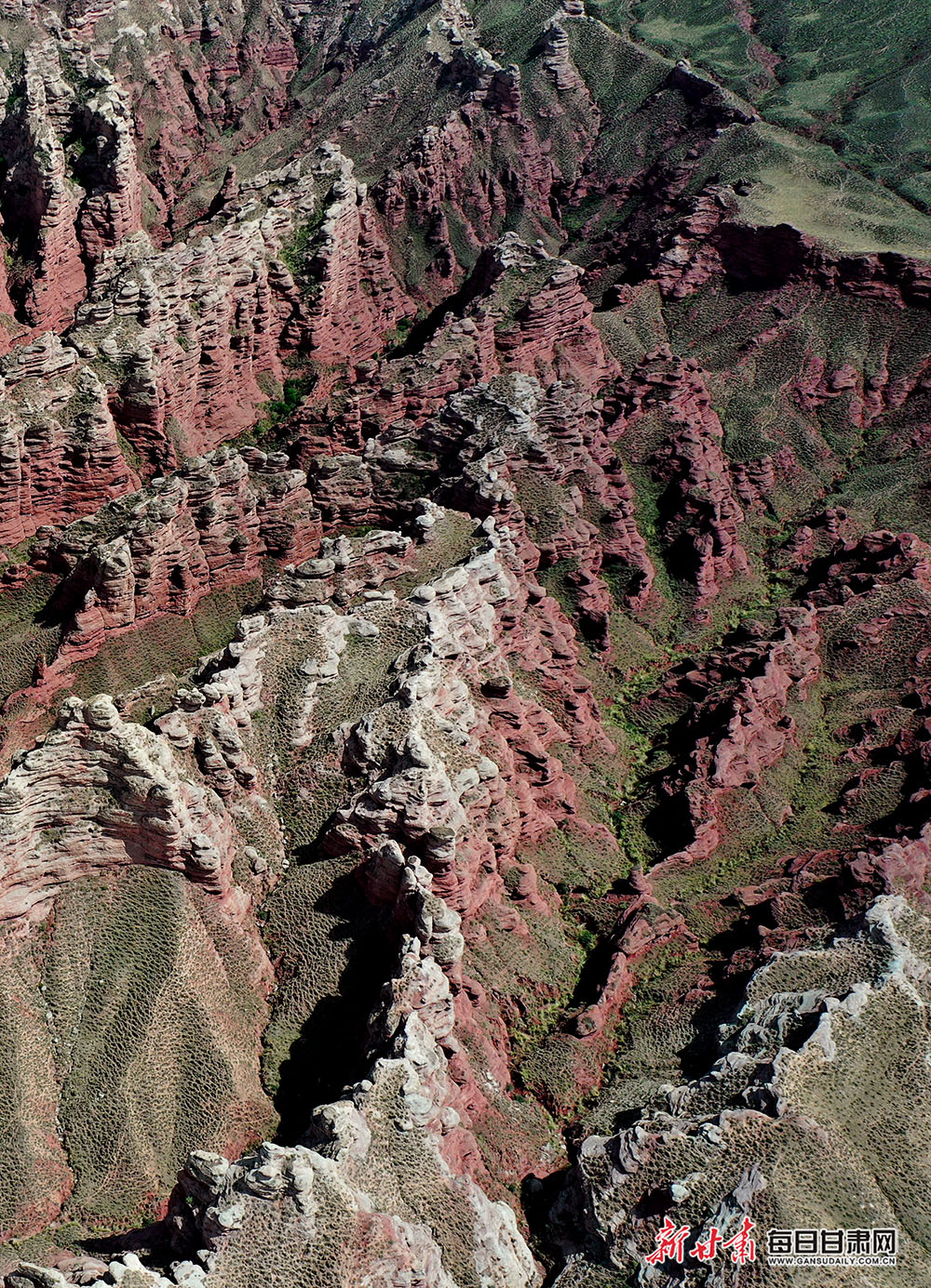 张掖平山湖大峡谷：群峰险峻入云端 幽谷一线流霞光