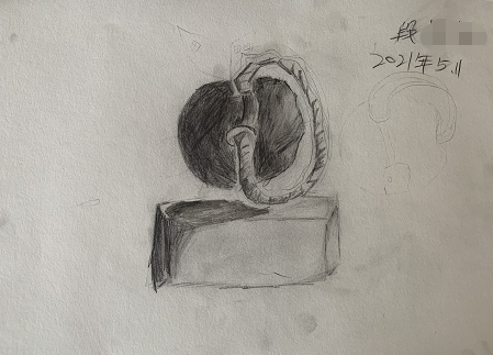 段如一的素描作品将莫比乌斯环与静物结合在一起