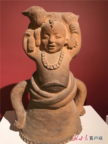 何鄂雕塑题材丰富，此为《草原之子》。