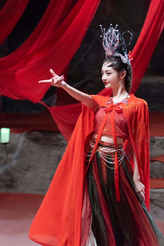 周洁琼完美还原蜘蛛精经典形象 穿红色古装氛围感满满_凤凰网娱乐
