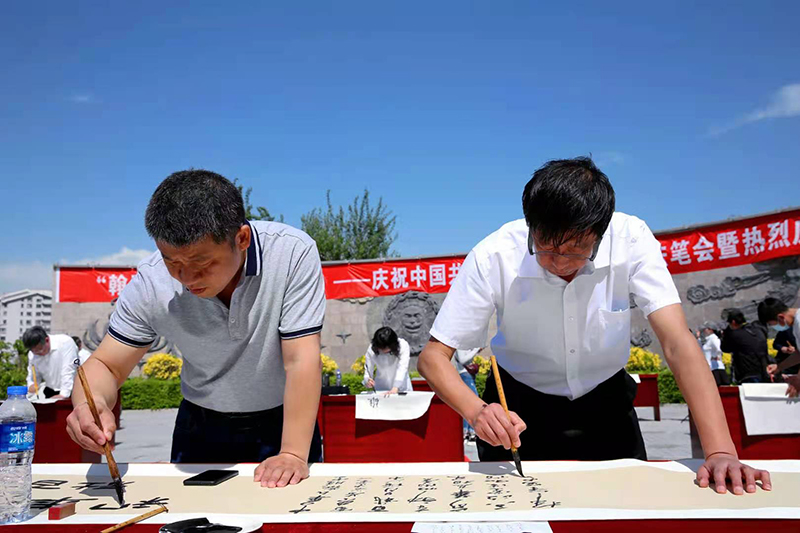 图5李建国同志工作日常 王占平摄
