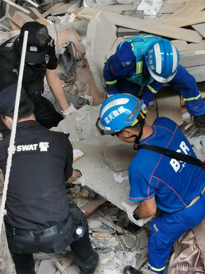 十堰爆炸亲历者讲述:退休民警指挥市民疏散,好心人劝商户离开现场