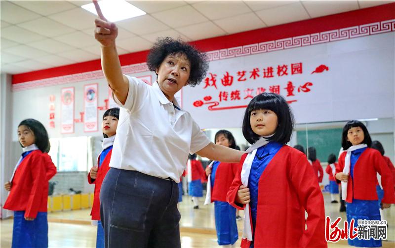 秦皇岛市戏曲艺术家张悦指导秦皇岛市海港区白塔岭小学学生表演戏曲《红梅赞》。通讯员曹建雄摄