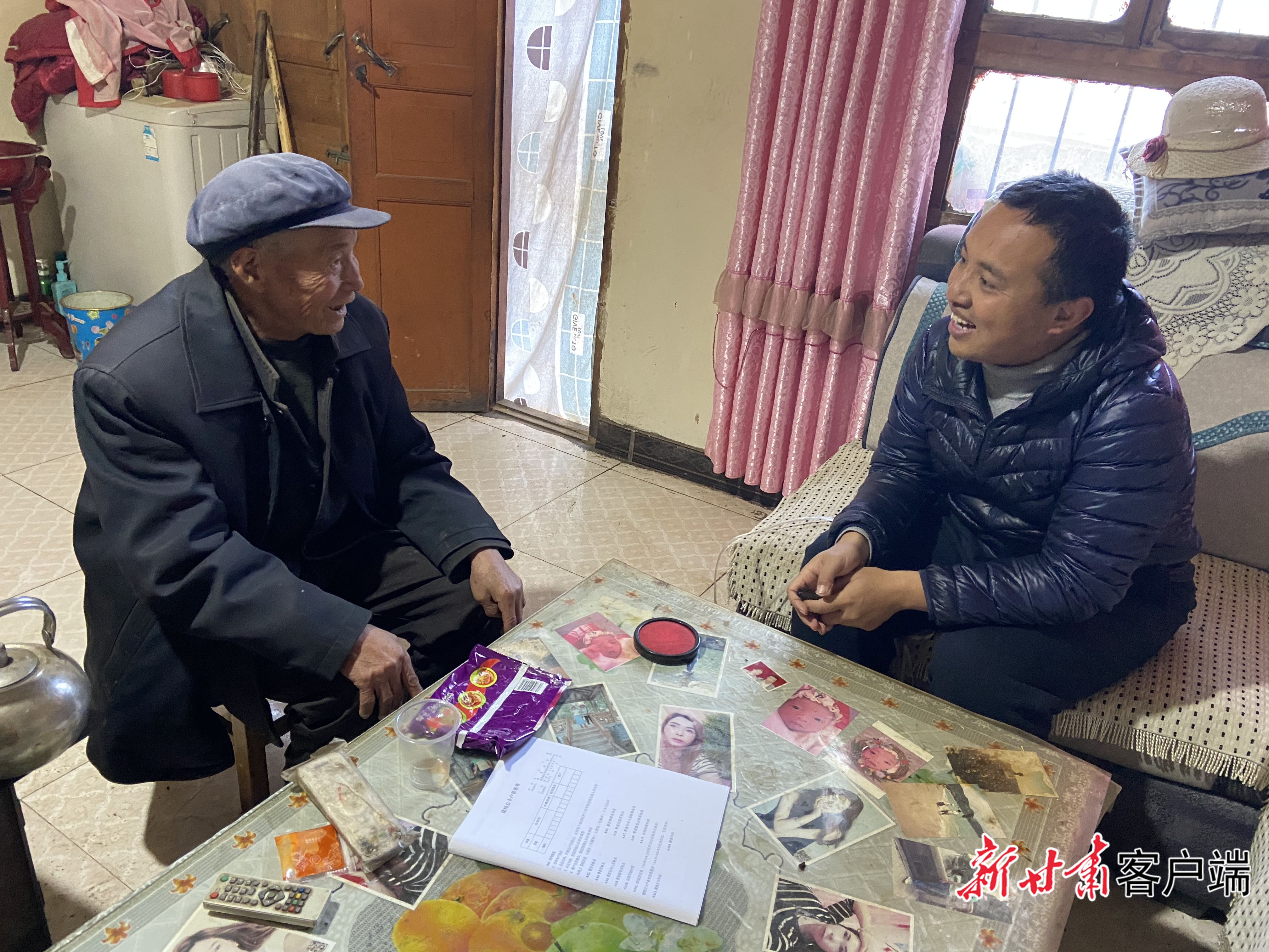 田光华(右一)在村民家中走访