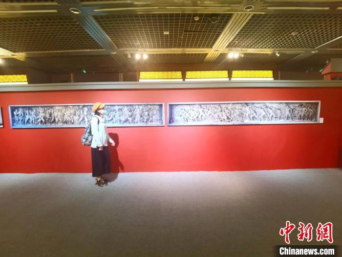 图为游客参观何鄂雕塑作品及图片展览。　闫姣 摄