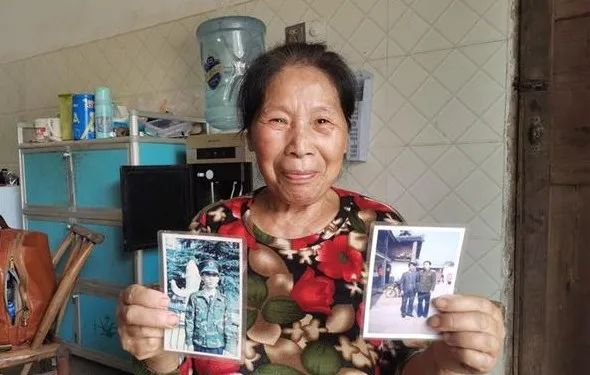 母亲伍兰清展示儿子穿军装的照片