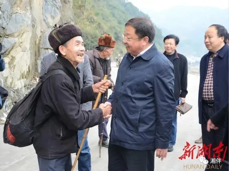 扎根人民似香樟"2013年,蒙汉就任溆浦县委书记带领干部群众向贫困发起