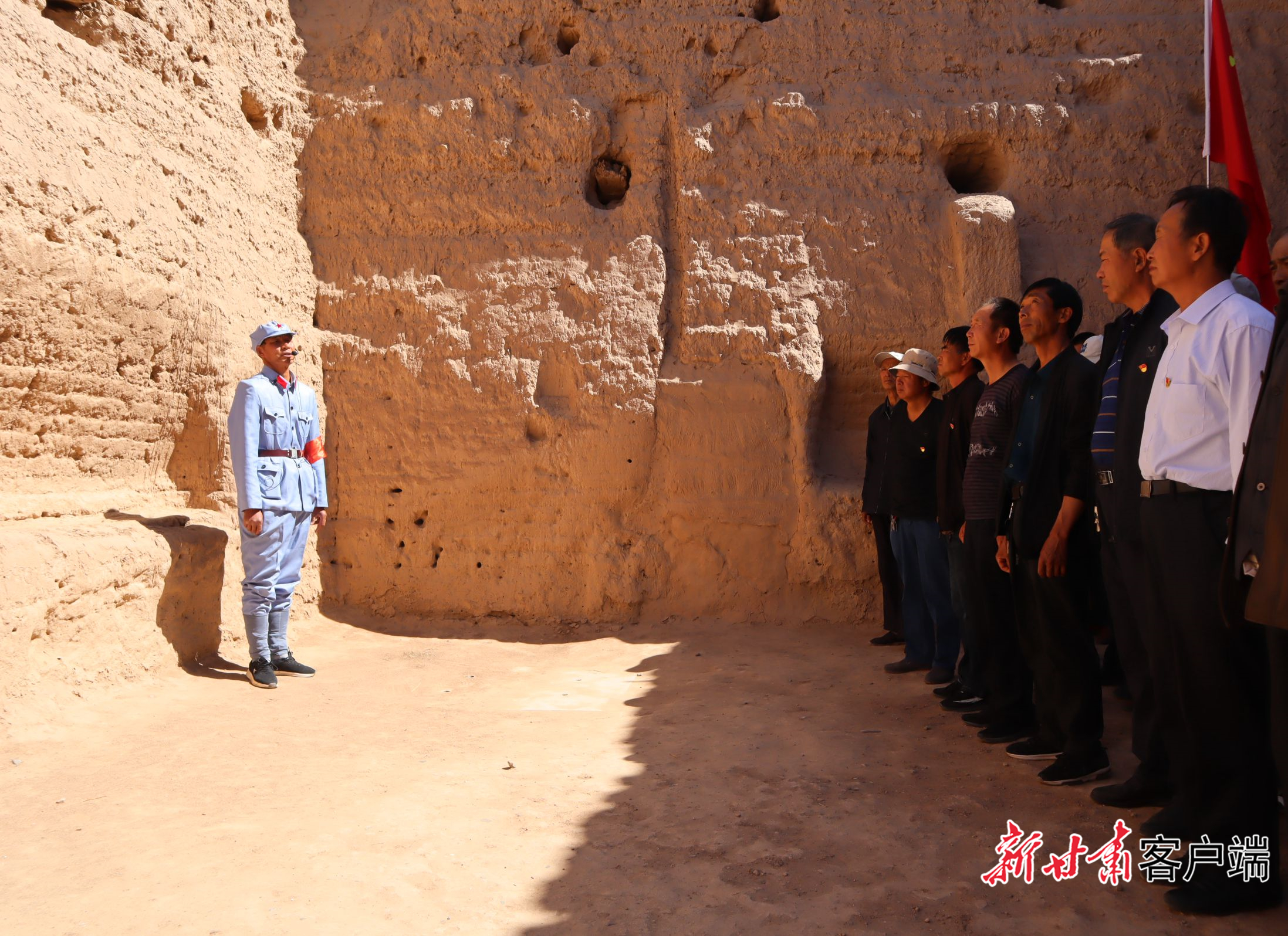 张义军在汪家墩红西路军战斗遗址开展义务讲解