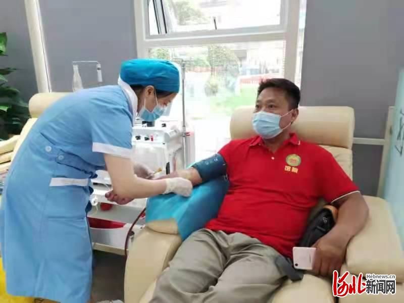 6月13日，馆陶县小桔灯无偿献血志愿服务队志愿者刘朋忠，为四川德阳市重型再生障碍性贫血患者捐献血小板。杲光兴摄