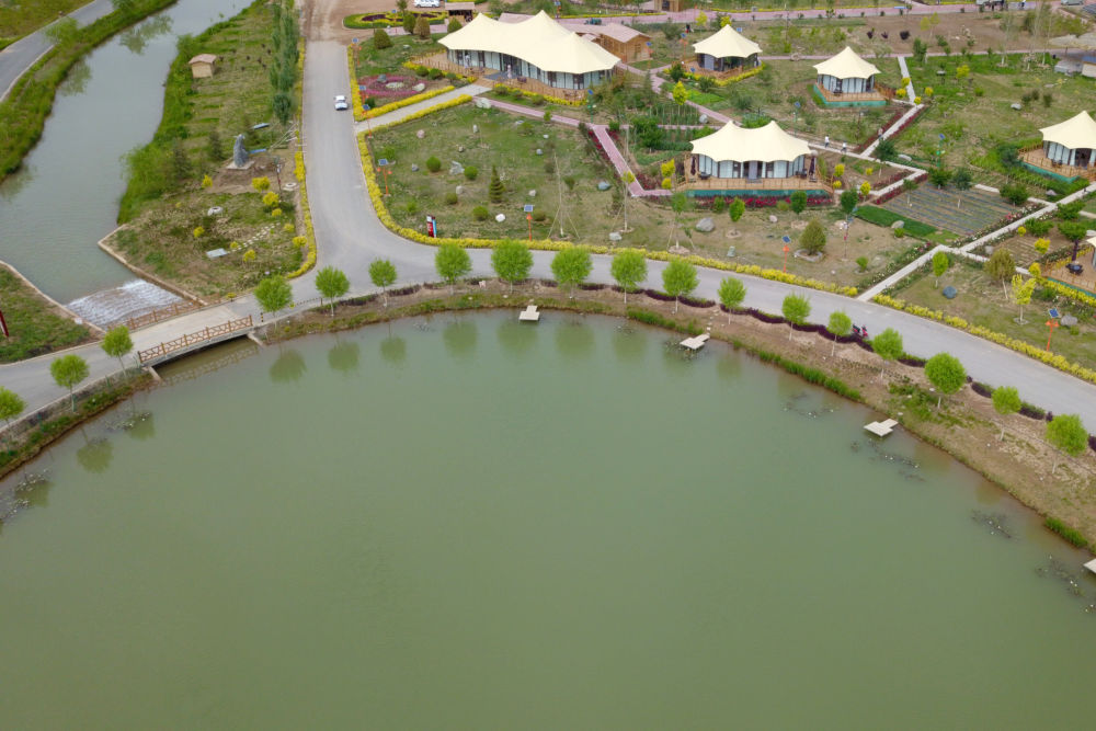 这是6月16日在临泽县拍摄的水系连通项目中打通的梨园河东河水系（无人机照片）新华社记者 范培珅 摄