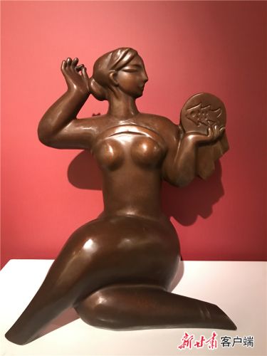 何鄂雕塑题材丰富，此为《绣花女》。