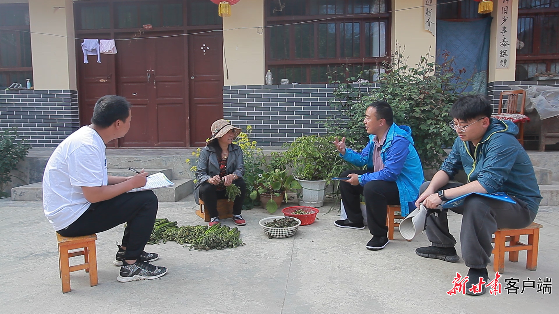 田光华(右二)深入村民家中了解情况