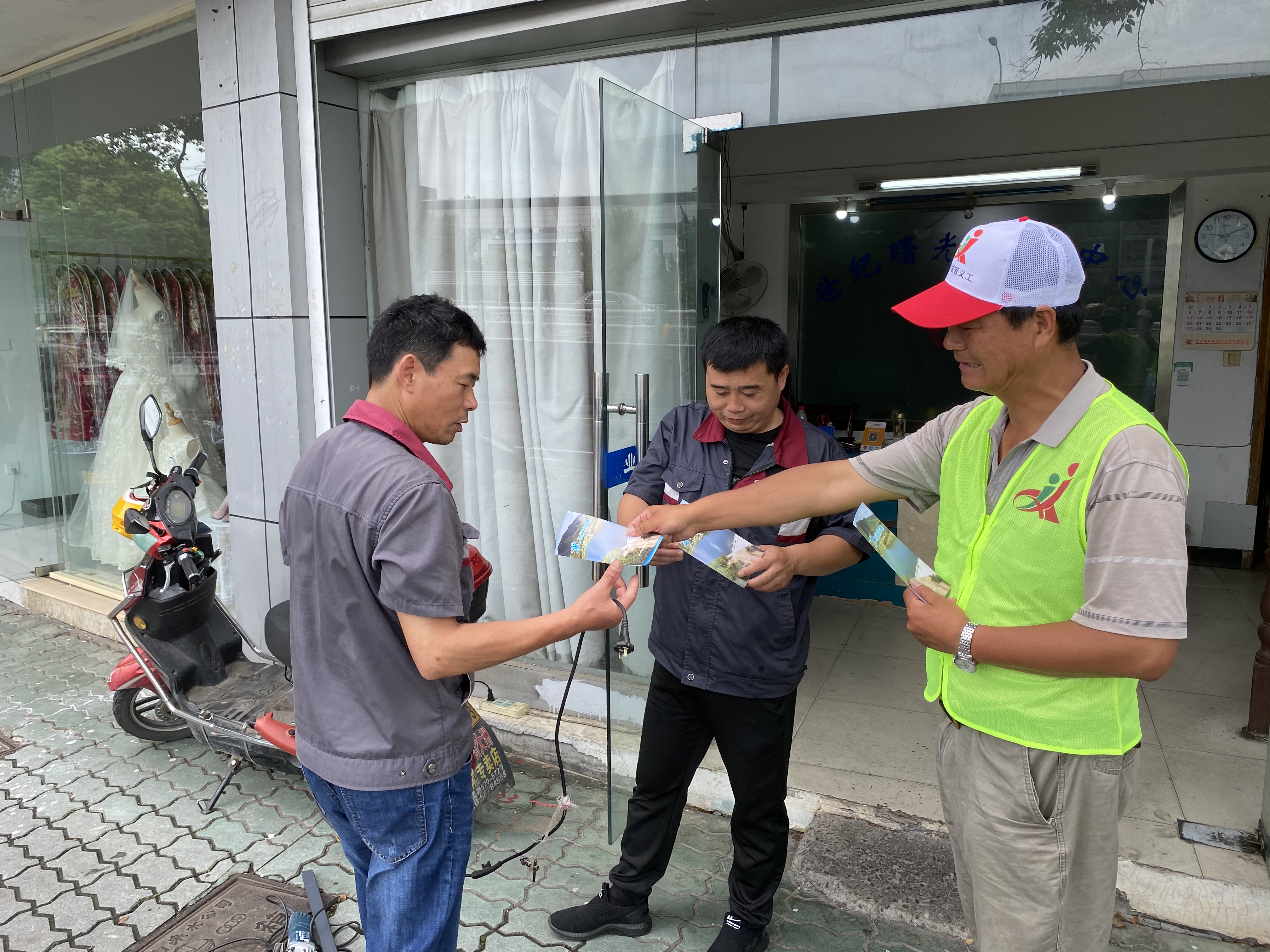 “老场长”化身“新路长” 鄞州曙光菜场周边城管义工“民间路长”项目启动