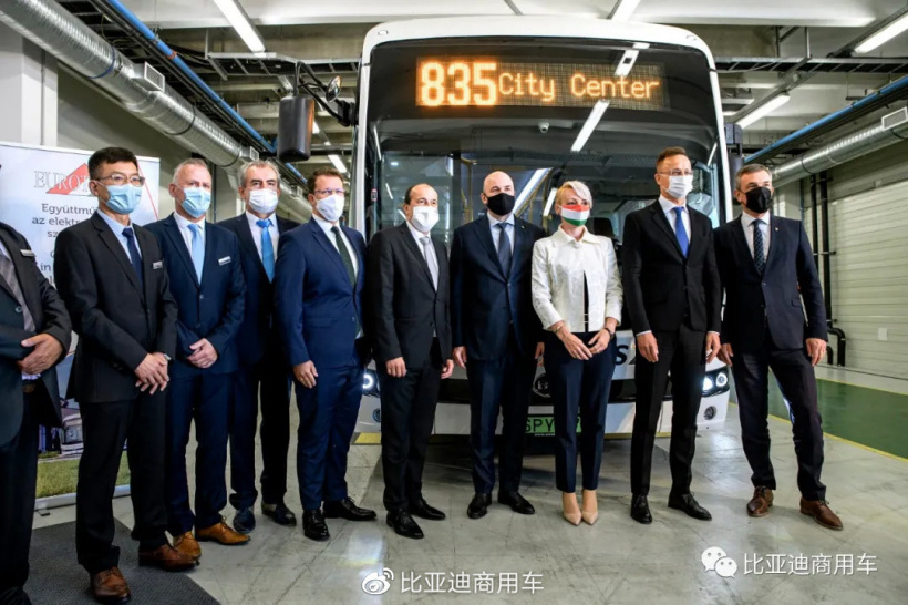 ▲ 匈牙利外交部长（右二）出席见证交付仪式