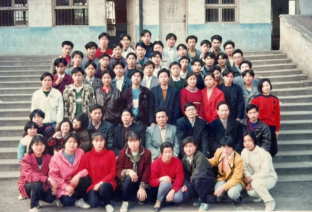 中学时期的汤洪波（三排左二）