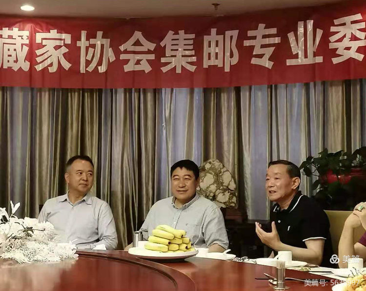 青岛市文联党组成员、副主席徐健（左）；青岛市收藏家协会会长杨宏书（中）；集邮专业委员会主任孙振国（右）。