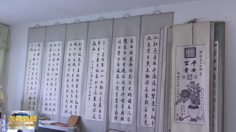 张掖古稀老人抄写党章党史 翰墨飘香颂党恩