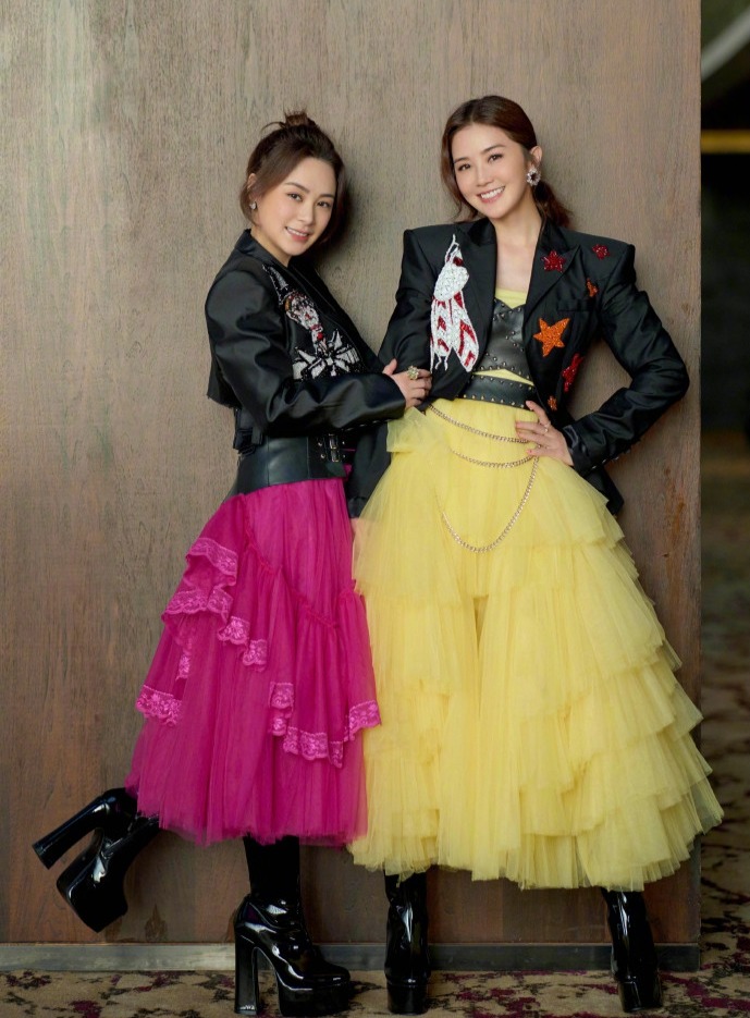 twins穿蛋糕长裙亲密合照,翘脚互动大秀默契