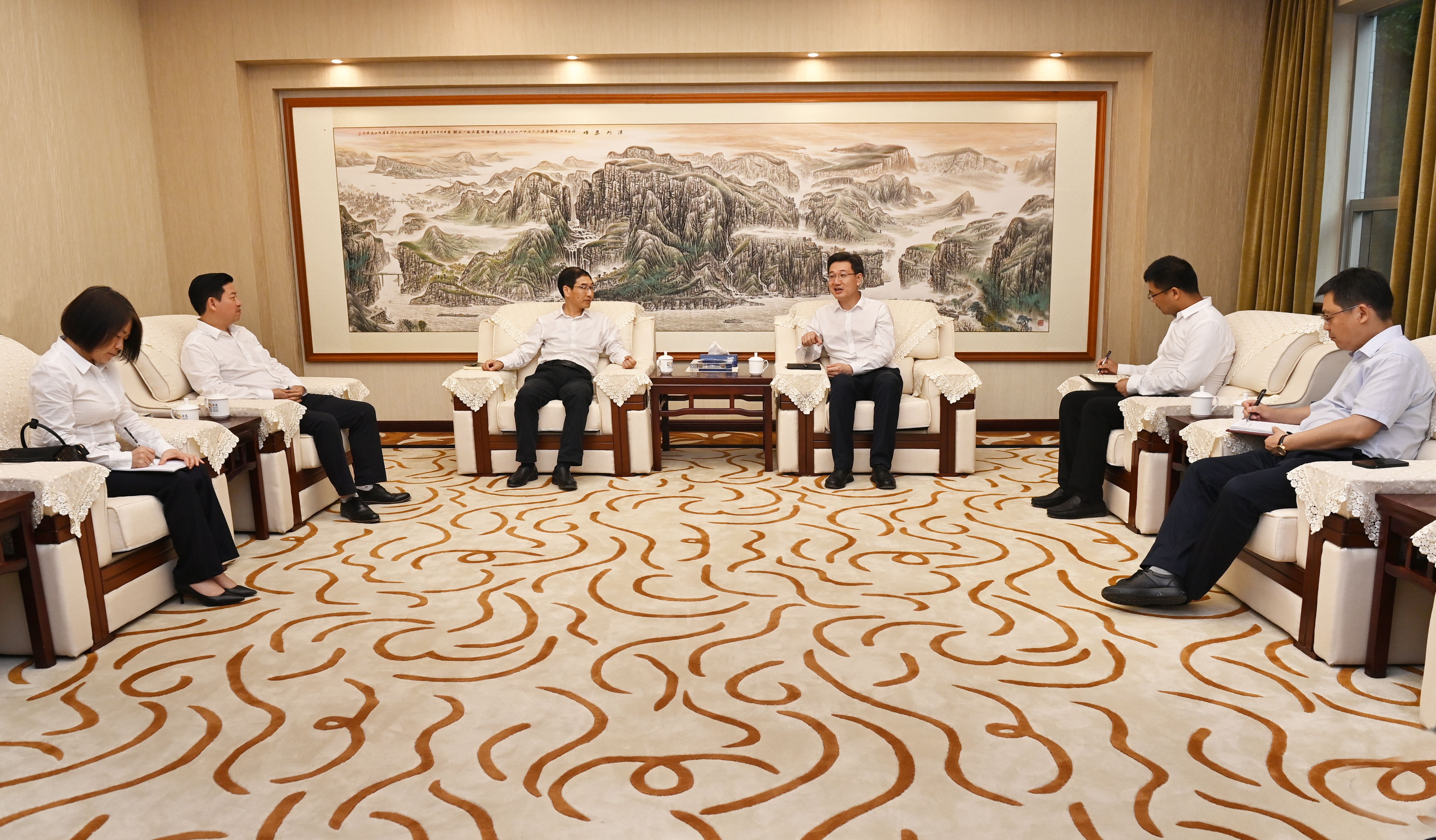 党委副书记,江汉油田分公司总经理胡德高座谈,双方重点围绕推动页岩气