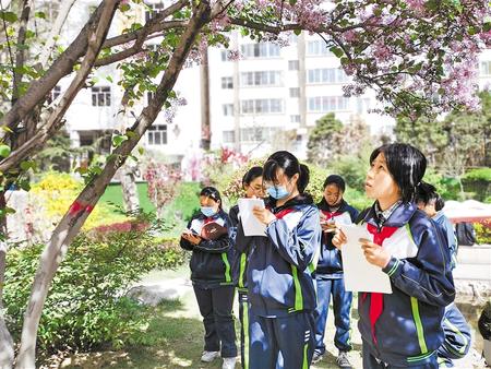 学生在老师的带领下，来到校园内观察丁香花。新甘肃&middot;甘肃日报记者 崔银辉