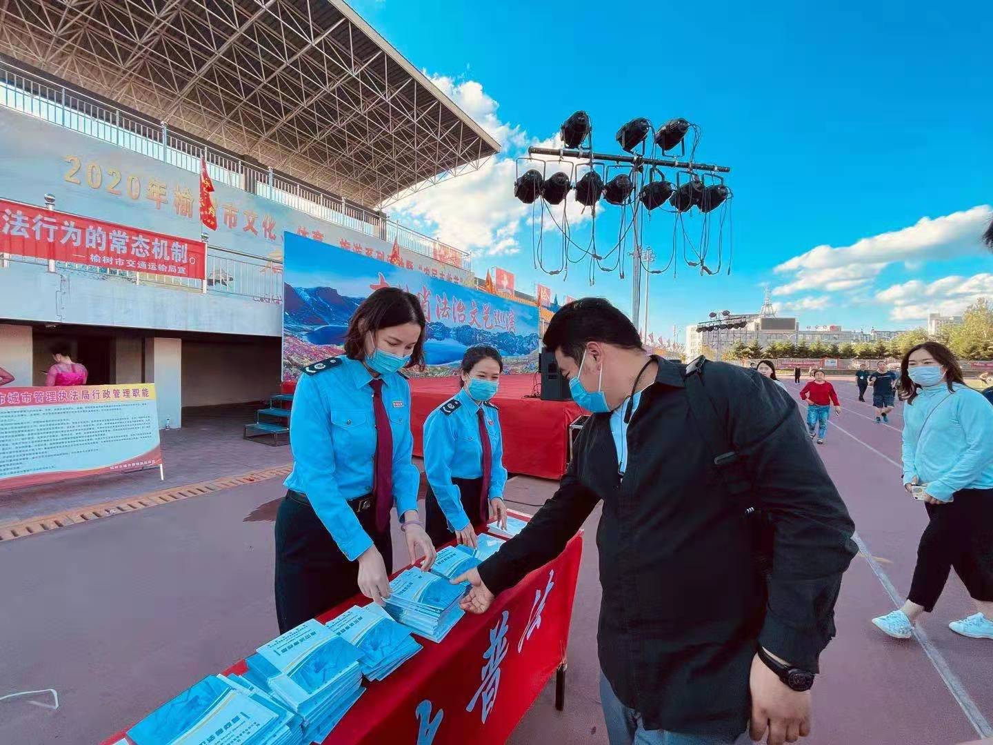 吉林省榆树市税务局：将税收宣传带到了全省法治文艺巡演榆树站现场