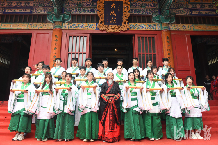 2021年6月14日，在位于河北省石家庄新乐市的河北美术学院，学生们身穿汉服参加学位授予仪式。