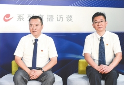 16日，武汉市疾病预防控制中心副主任何振宇（左）、武汉市疾病预防控制中心传染病防制所所长杨小兵做客直播间。记者胡冬冬 摄