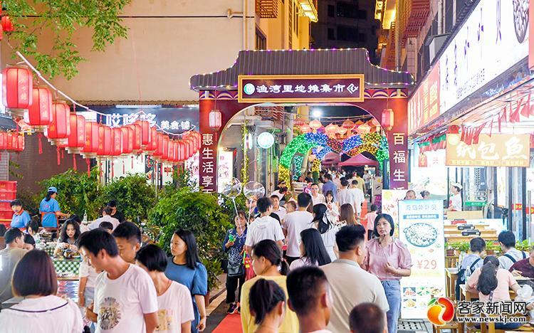 赣州市渔湾地摊集市现场。