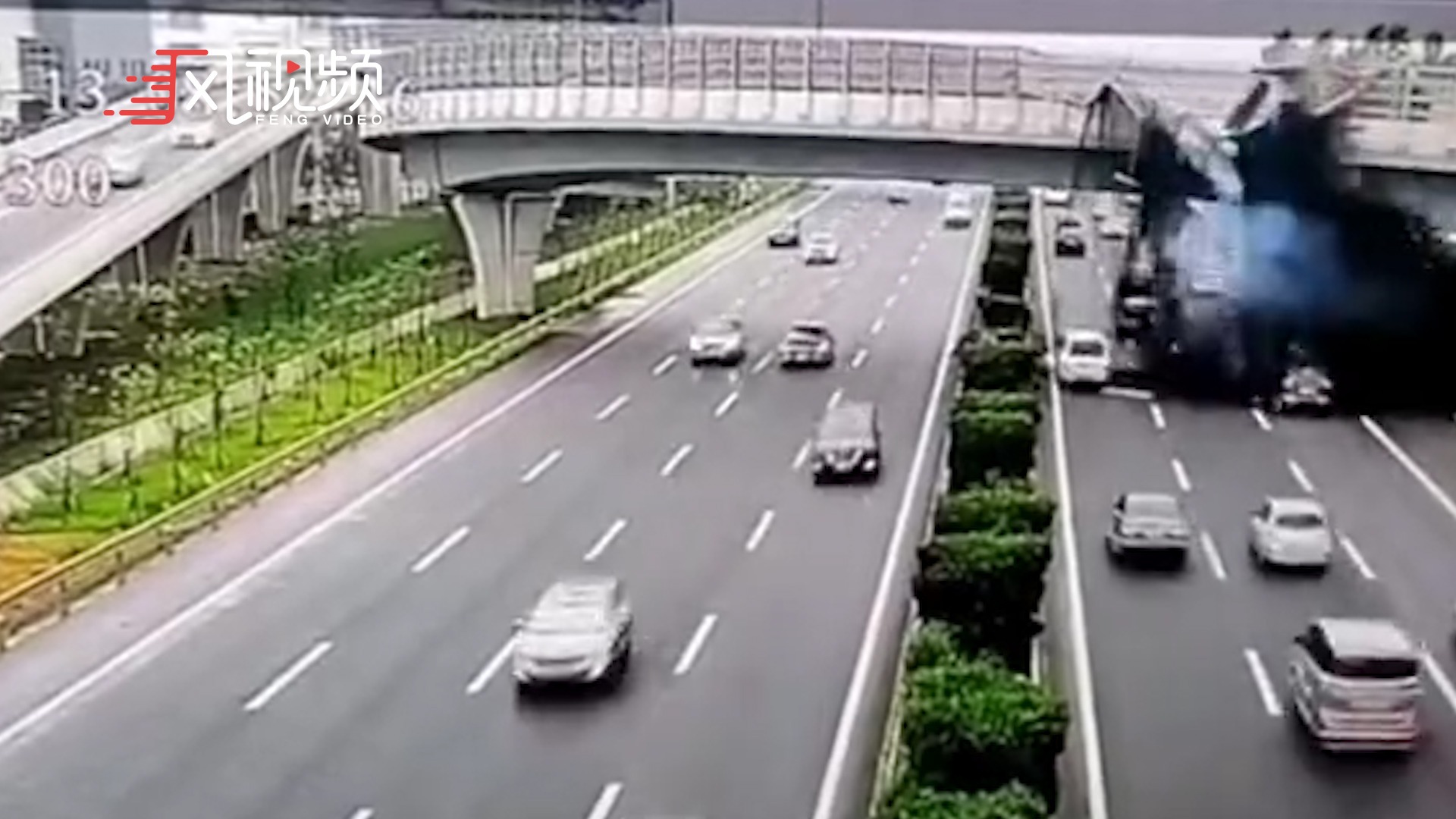 监拍：重庆一轿车突然失控冲上公交站 老人和儿童被撞飞！_凤凰网视频_凤凰网