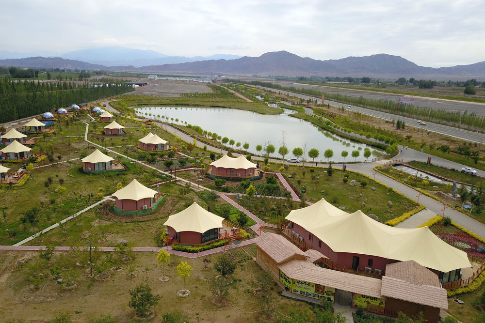 这是6月16日在临泽县拍摄的水系连通项目中打通的梨园河东河水系（无人机照片）新华社记者 范培珅 摄