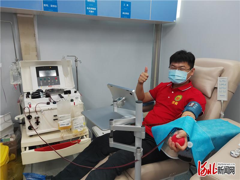 6月13日，馆陶县小桔灯无偿献血志愿服务队志愿者尚永安，为四川德阳市重型再生障碍性贫血患者捐献血小板。杲光兴 摄