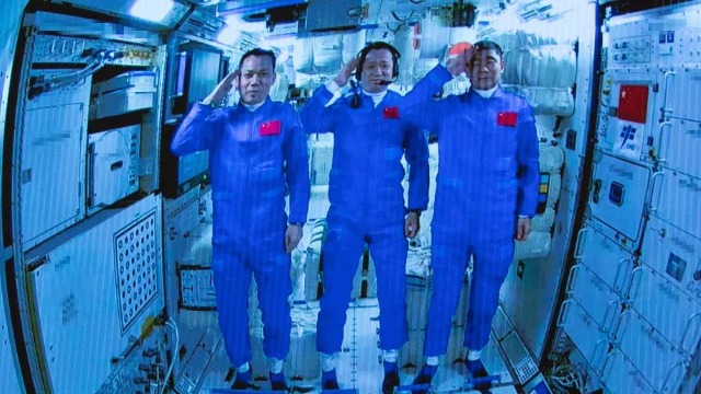 3名航天员在空间站向全国人民敬礼：我们已进入太空家园