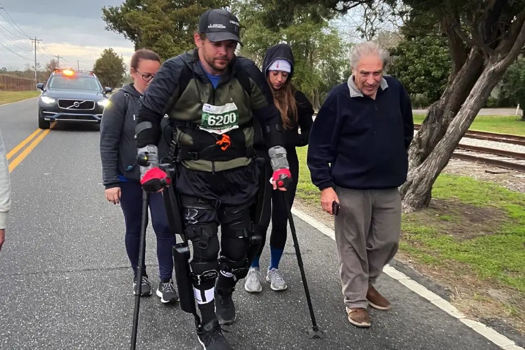 瘫痪的跑者 Adam Gorlitsky 通过外骨骼的帮助下打破了世界纪录