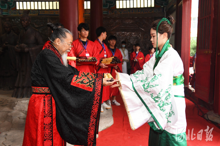 2021年6月14日，在位于河北省石家庄市的河北美术学院，学生身穿汉服接受学位证书。