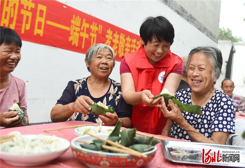 2021年6月14日，河北省邢台市南和区贾宋镇岳村老人在品尝粽子。