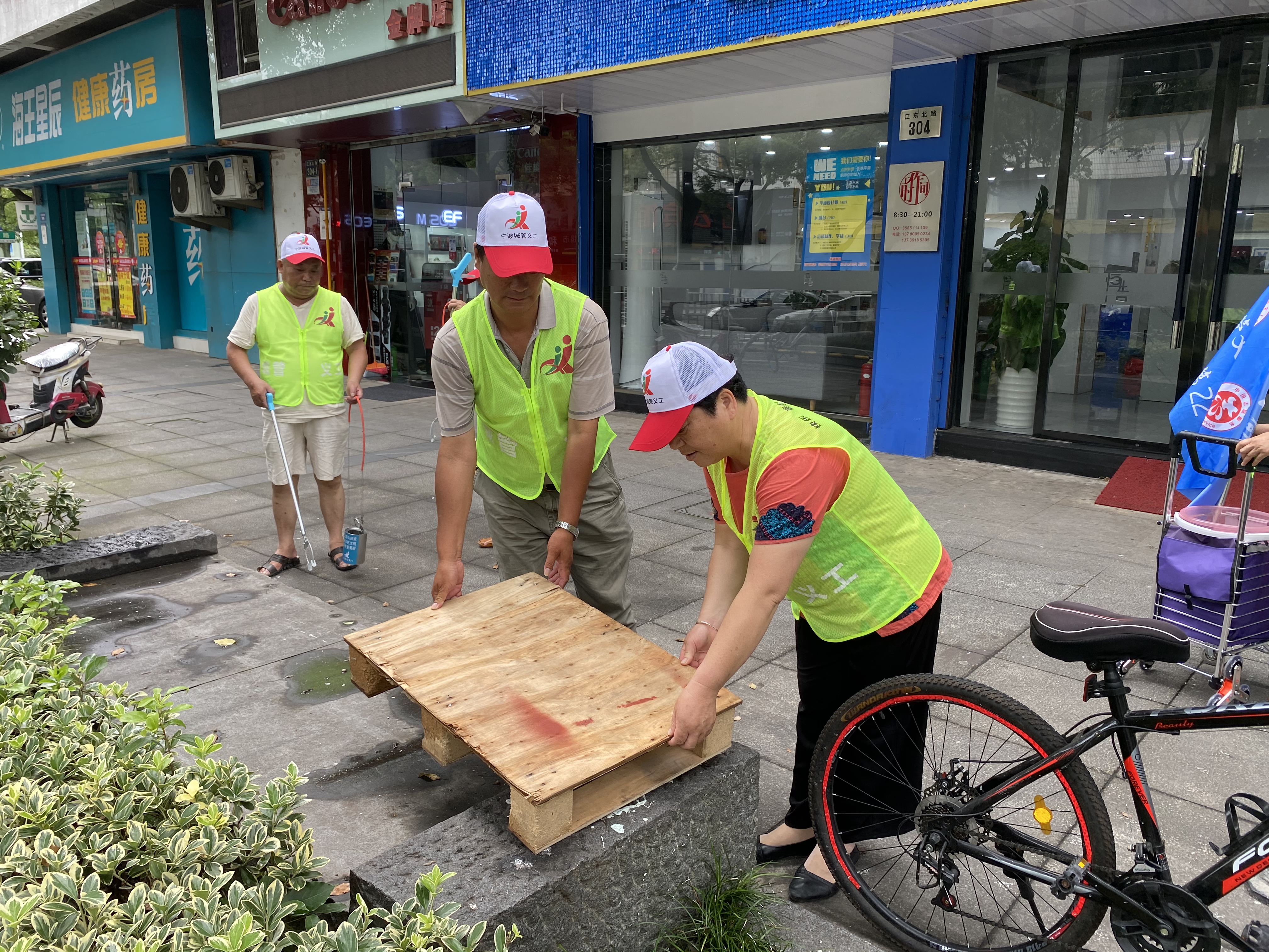 “老场长”化身“新路长” 鄞州曙光菜场周边城管义工“民间路长”项目启动
