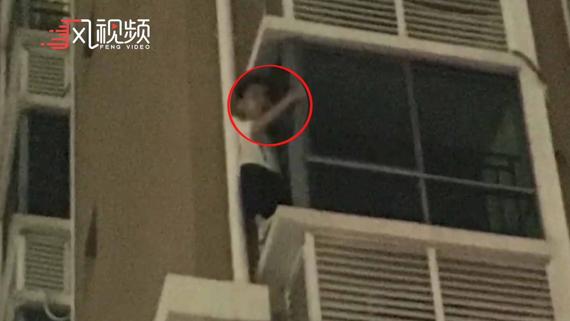 初中生到同学家玩到半夜，为躲对方家长爬窗外被困