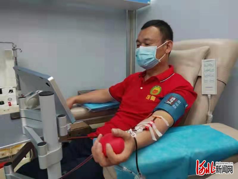 6月13日，馆陶县小桔灯无偿献血志愿服务队志愿者徐树亮，为四川德阳市重型再生障碍性贫血患者捐献血小板。杲光兴摄