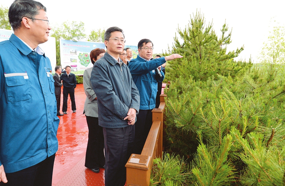 6月9日，山西省委副书记、代省长蓝佛安在中煤平朔安太堡露天煤矿复垦区，调研土地复垦、生态治理修复情况，他叮嘱企业切实担起主体责任，加大环保投入，以实际行动践行“两山理论”。山西日报记者 李兆民 摄