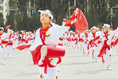 孩子们进行文艺表演 渭州学校供图