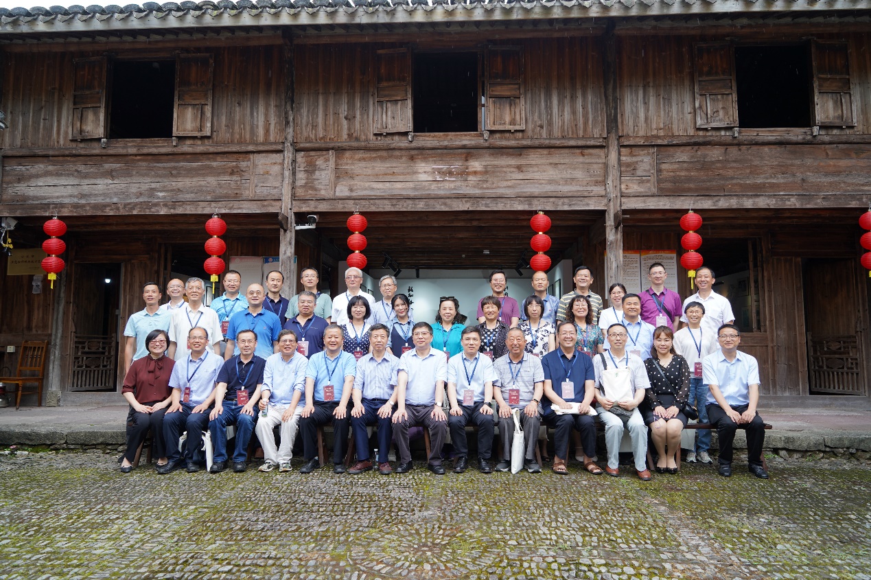 与会专家在塘溪镇上周村周尧故居合影