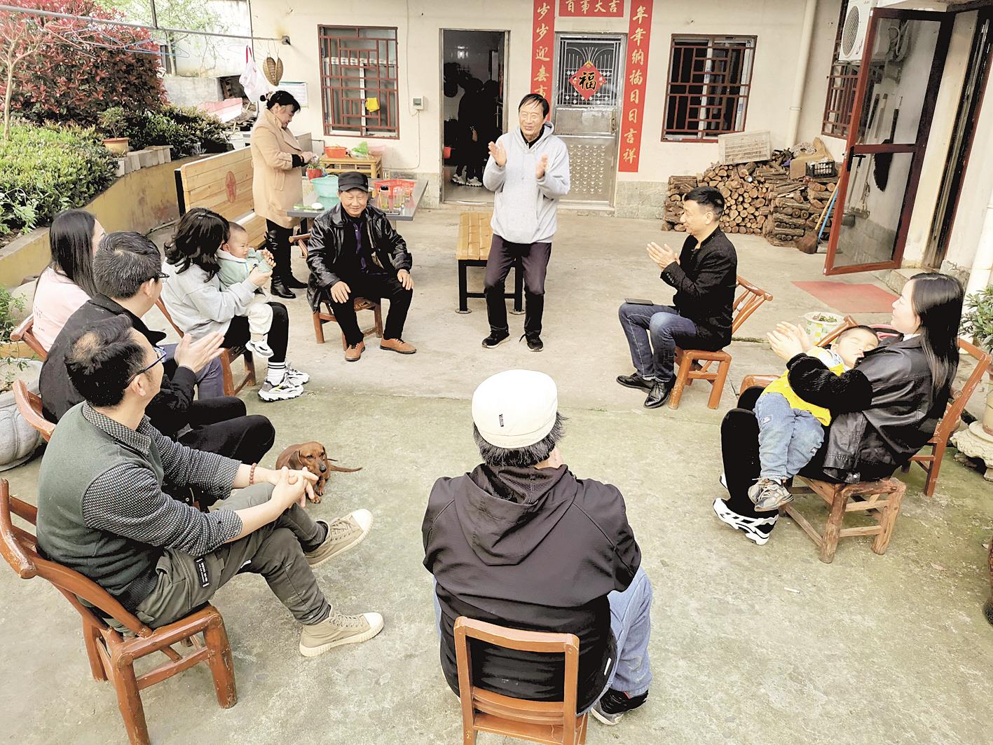 徐荣耀在村落院坝为群众讲党史故事.(通讯员 周燕琼 摄)