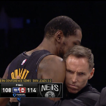 赛后，篮网主帅纳什拥抱杜兰特。