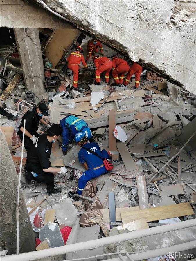 十堰爆炸亲历者讲述:退休民警指挥市民疏散,好心人劝商户离开现场