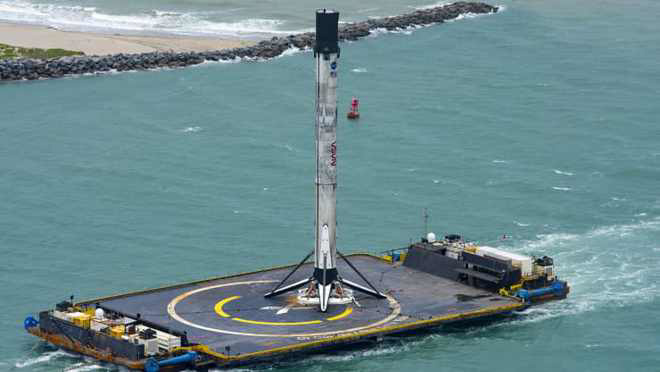 SpaceX 执行第二次演示任务 Demo-2 的猎鹰 9 号火箭助推器降落在佛罗里达州的卡纳维拉尔港